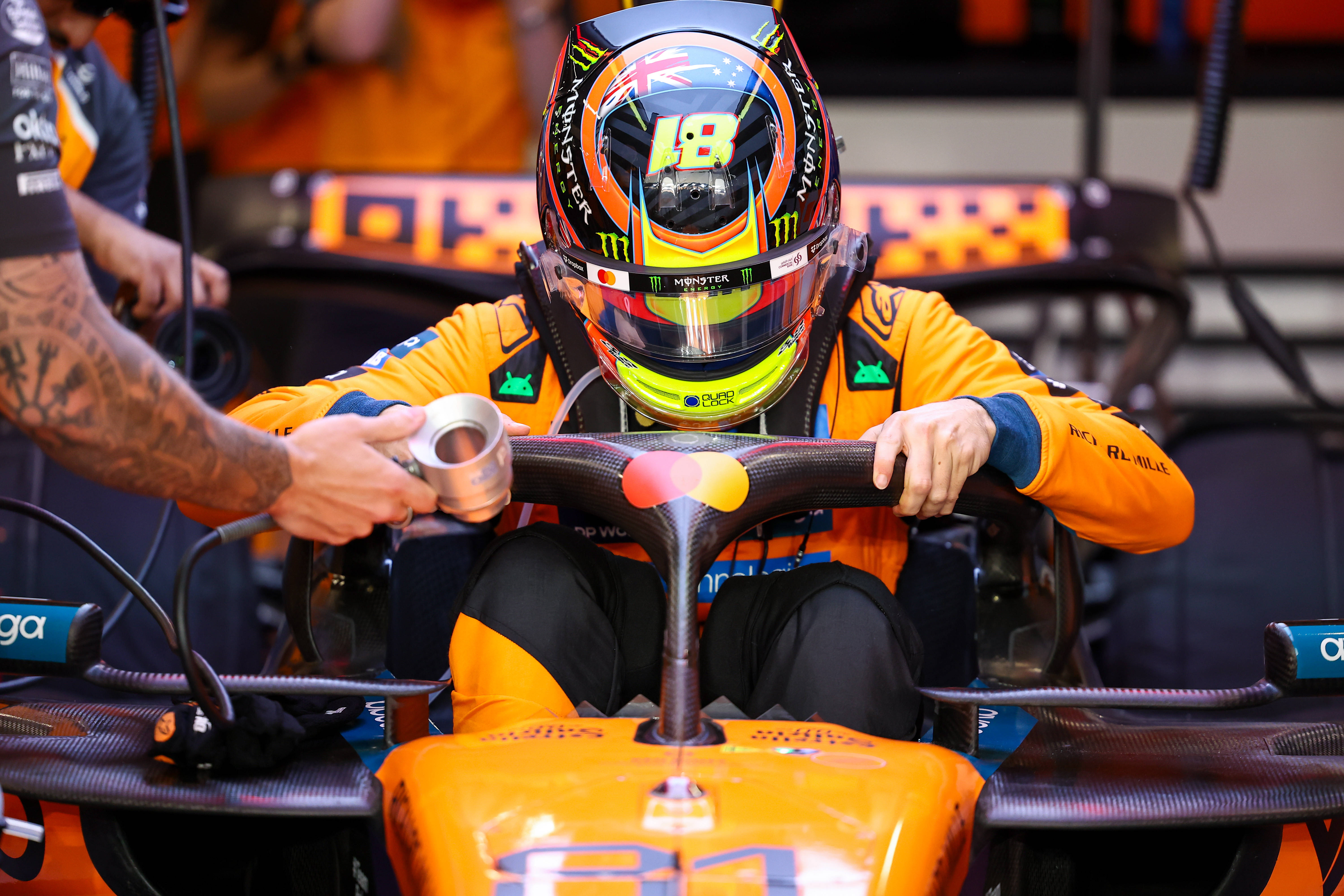 雷诺车队横扫迈凯伦，拉塞尔统治全场