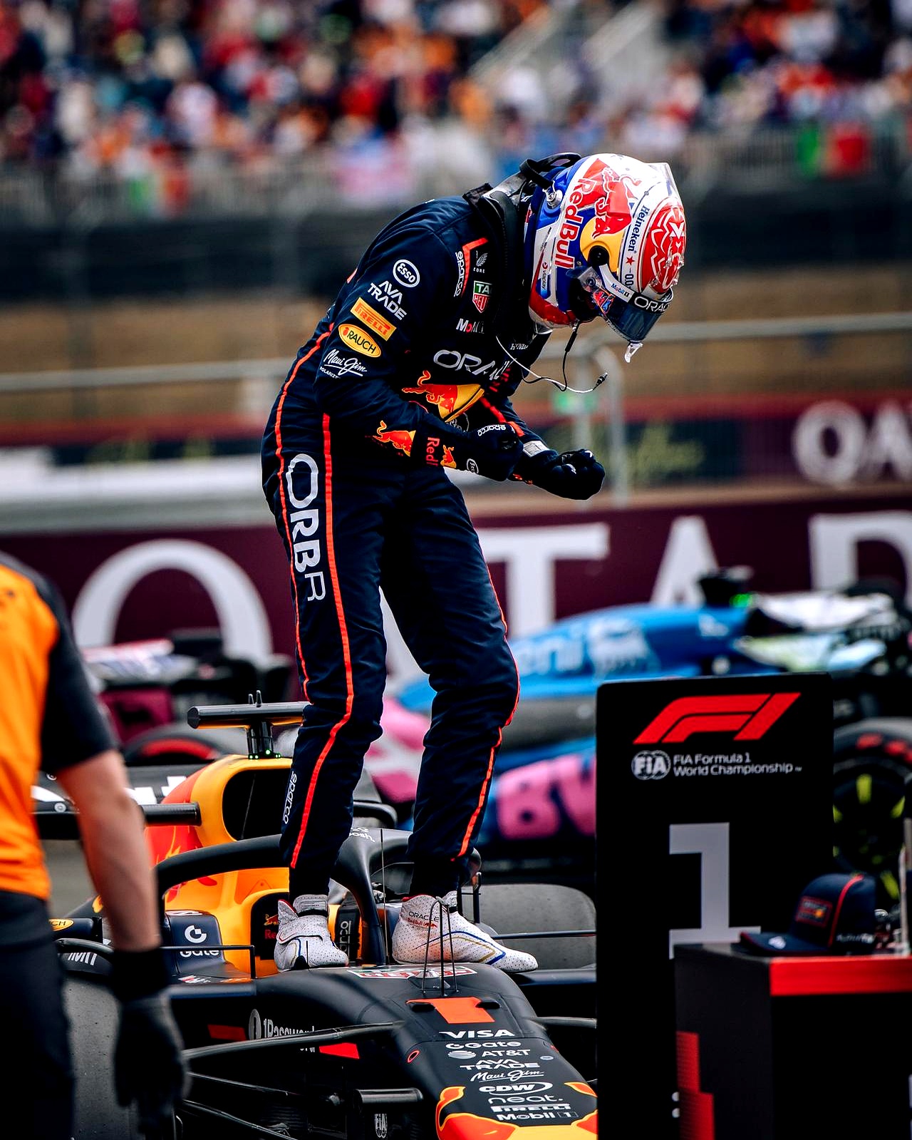 红牛二队逆转红牛车队，塞恩斯带队取胜