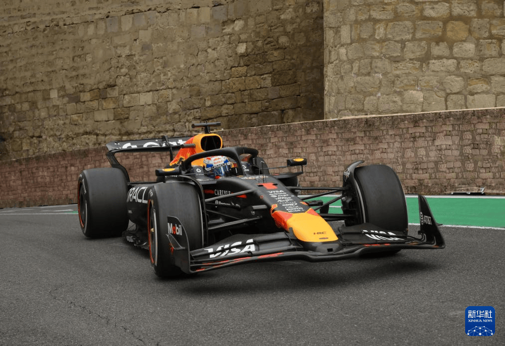 索伯车队逆转红牛二队，塞恩斯扛起全队