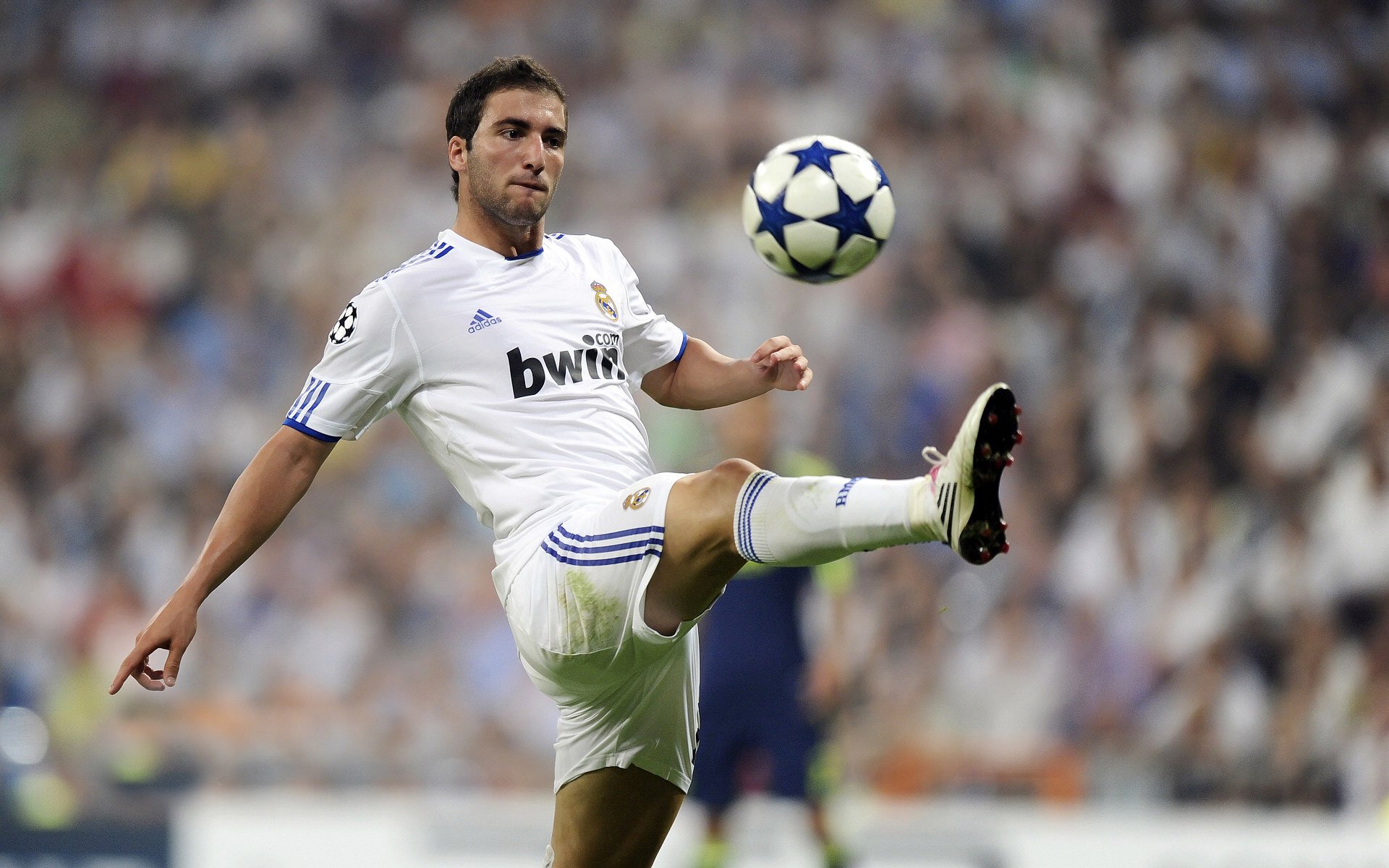 杰伦格林爆发撕裂防线，雄鹿关键战绝境突围吉林队